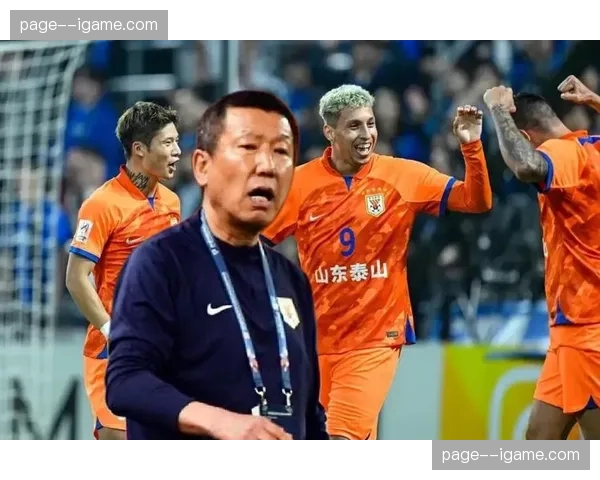 镜头捕捉：山东泰山主帅崔康熙在场边用中文激烈指挥